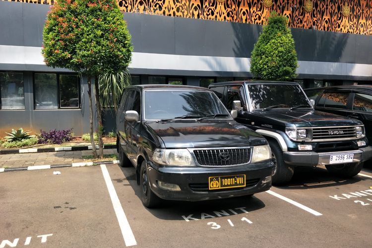 Mobil berpelat dinas polisi 10011-VII yang diduga dipalsukan penganiaya sopir taksi online terparkir di Mapolda Metro Jaya, Jumat (5/5/2023).
