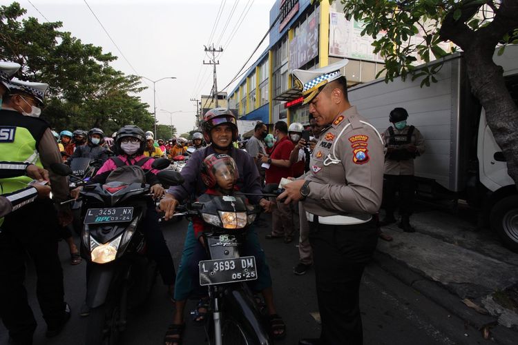 Kasatlantas Polrestabes Surabaya, AKBP Arif Fazlurrahman saat tertibkan pengendara