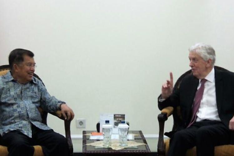 Wakil Presiden Jusuf Kalla saat bercakap-cakap dengan anggota independen Majelis Tinggi Parlemen Inggris, Lord Powell di Kantor Wapres, Rabu (1/1/2017).
