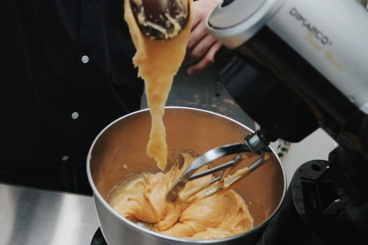 Proses pembuatan eclair infused coffee dengan Nespresso Vanilla Eclair