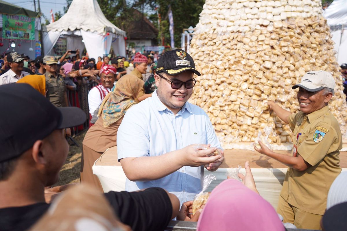 Bupati Kediri Hanindhito Himawan Pramana saat menghadiri Festival Kampung Tahu dan Bazar Usaha Mikro Kecil Menengah (UMKM) di Desa Sendang, Kediri, Selasa (22/8/2023).
