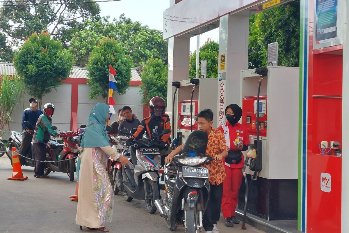 Konsumen mengantre BBM usai kenaikan harga oleh pemerintah, SPBU Pertamina di Jalan Raya Cipayung, Cipayung, Depok, Sabtu (3/9/2022). Cek kenaikan harga Pertalite dari tahun ke tahun.