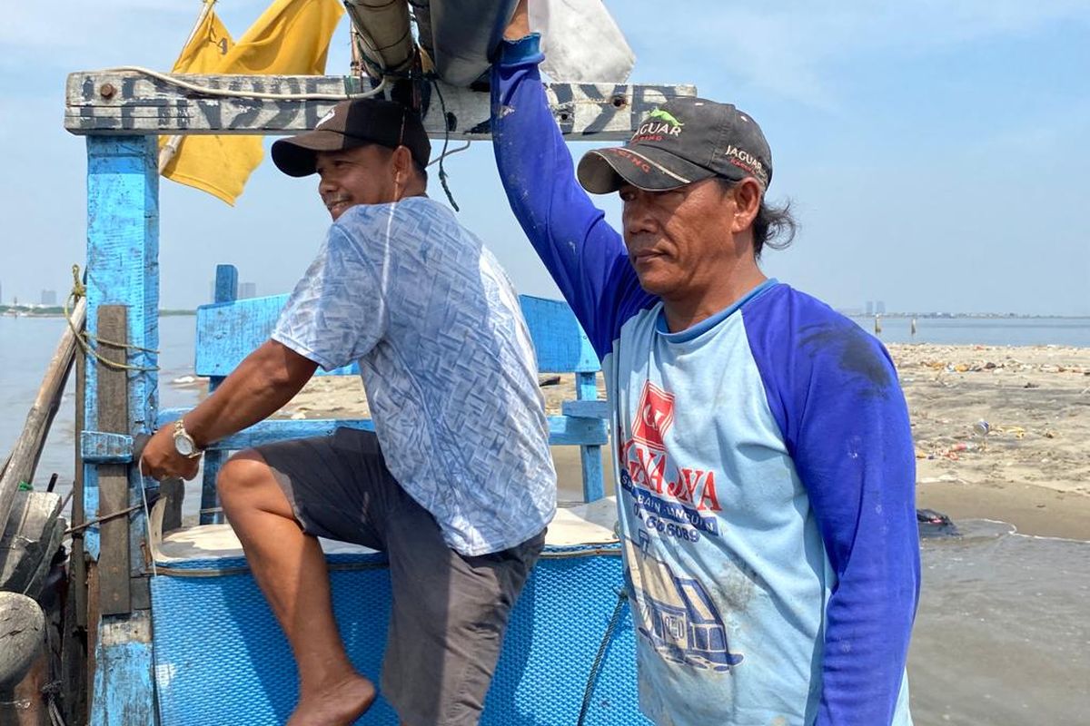 Maryadi (kiri) bersama anak buah kapalnya (kanan) biasa mencari ikan di sekitar kawasan Kepulauan Seribu. Mesin kapal yang ditumpanginya kerap mati bahkan pernah terbalik karena badai. 