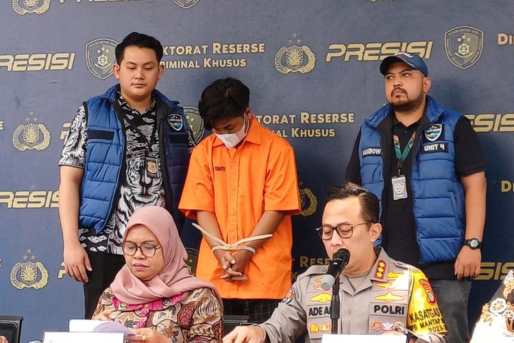 Penampakan Deky Yanto (25), tersangka yang jual video porno anak di Telegram saat ditampilkan awak media di Mapolda Metro Jaya, Jumat (31/5/2024).