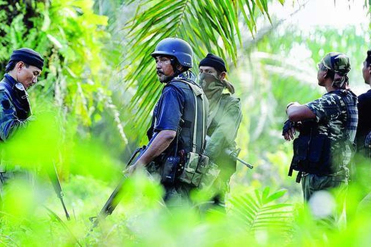 Satuan pasukan elite polisi Malaysia berjaga di dekat lokasi kontak senjata antara petugas keamanan Malaysia dan kelompok bersenjata warga Filipina yang menyusup ke Desa Tanduo, Lahad Datu, Sabah, Malaysia, Sabtu (2/3). Kelompok bersenjata itu menyergap dan menewaskan lima polisi Malaysia, Sabtu malam. Kelompok bersenjata yang mengaku pasukan Kesultanan Sulu dari Filipina itu masuk ke wilayah Sabah karena menganggap daerah tersebut sebagai wilayah Kesultanan Sulu. 