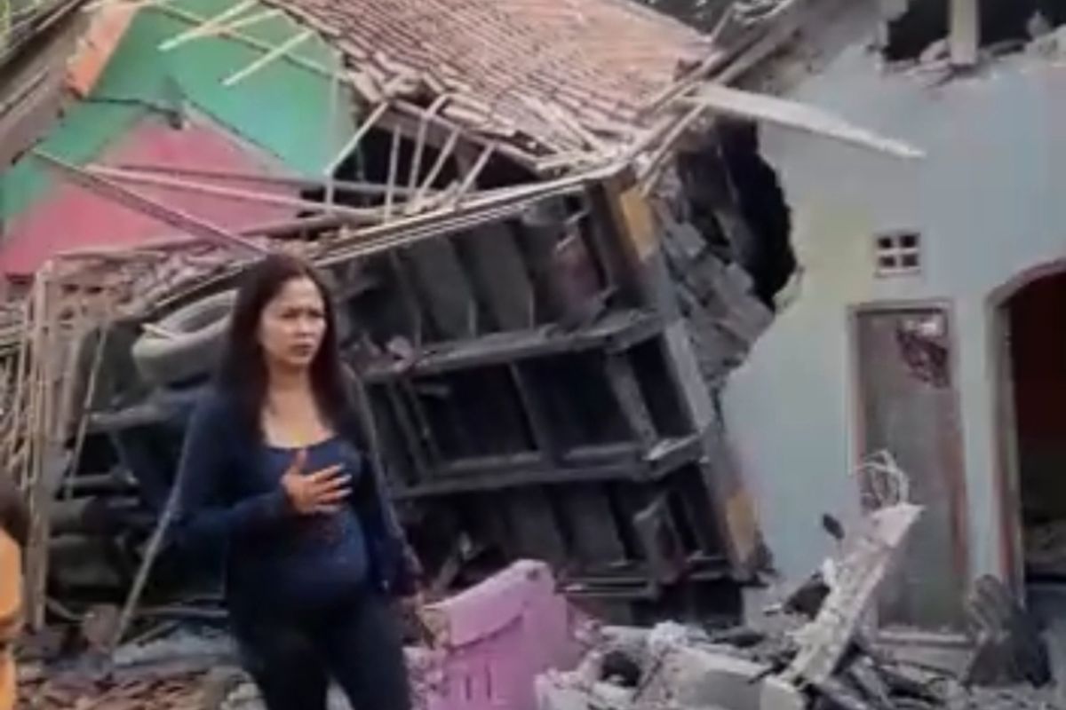 Polisi sedang melakukan penanganan laka lantas truk pengangkut bata yang menabrak rumah warga di Jalan Gunung Mulya tepatnya di Kampung Budi Asih, Desa Gunung Mulya, Kecamatan Tenjolaya, Kabupaten Bogor, Jawa Barat, Minggu (21/5/2023).