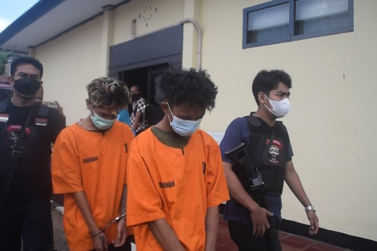 Polres Baubau berhasil menangkap IN (23) dan LA (18), dua pelaku pembunuh seorang mahasiswa yang ditemukan tewas di depan depot air isi ulang di Kelurahan Tanganapada, Kecamatan Murhum, Kota Baubau.