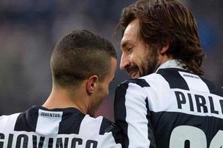 Gelandang serang Juventus, Sebastian Giovinco (kiri), merayakan golnya bersama rekan setimnya, Andrea Pirlo) saat timnya melawan Siena dalam laga Serie-A pada 24 Februari 2013 di Juventus Stadium, Turin. 