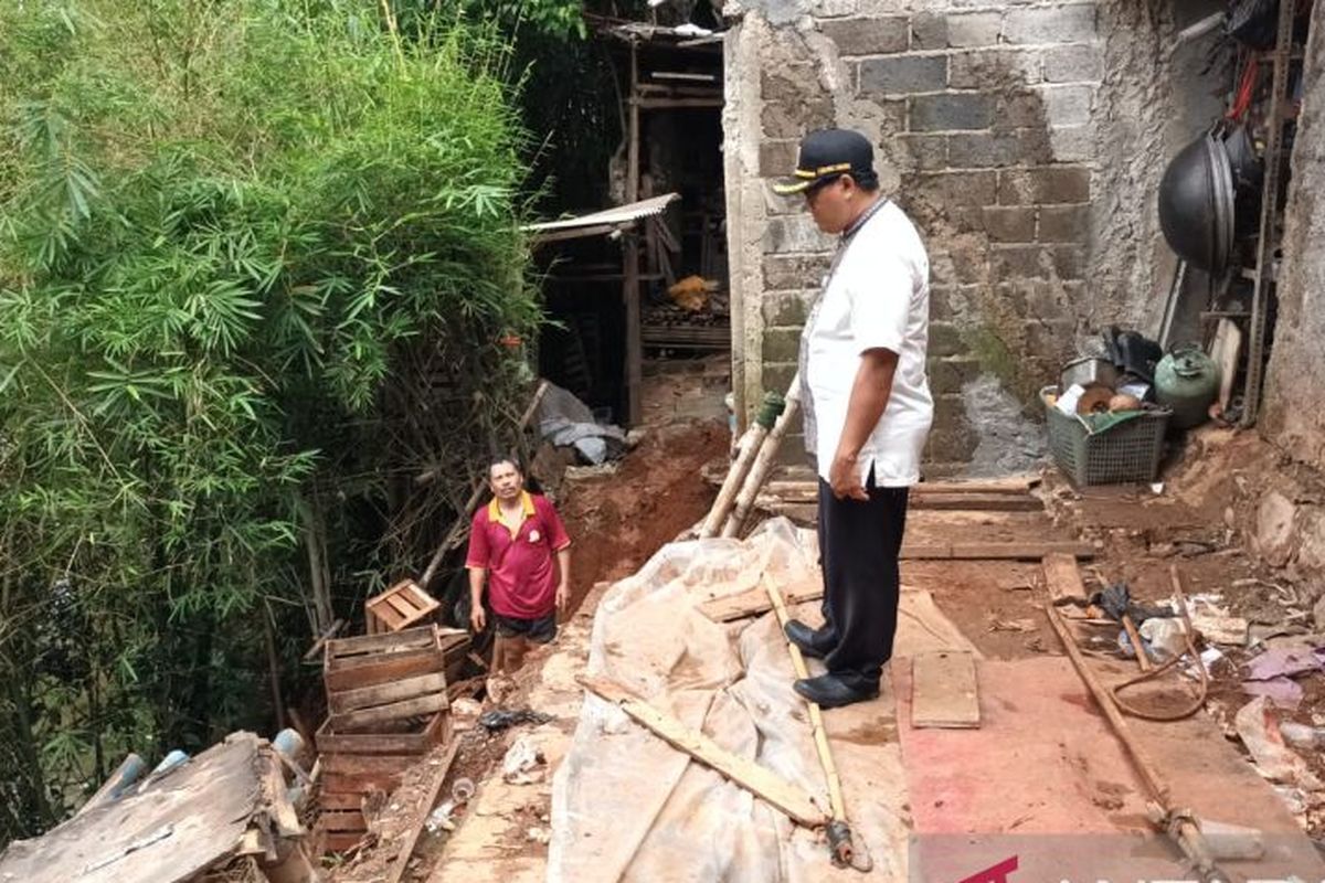 Petugas kelurahan meninjau lokasi longsor di Cibubur, Jakarta, Jumat (21/10/2022). 