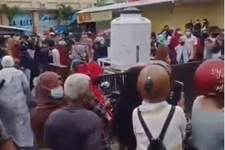 Ratusan pedagang di Pasar Bambu Kuning, Bandar Lampung, memprotes penutupan toko di masa PPKM Darurat.