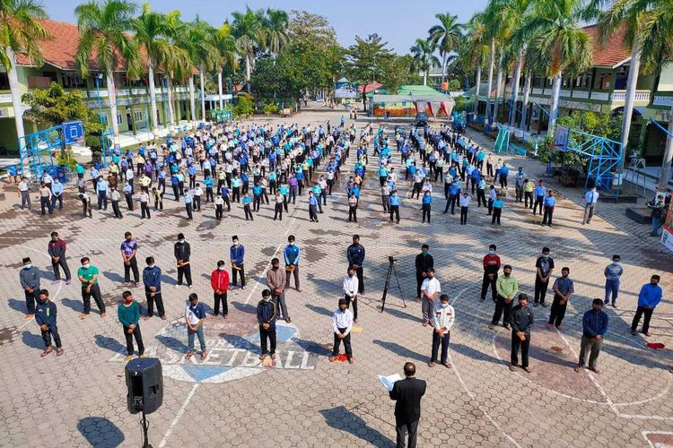 DISAMBUT-- Pondok Modern Darussalam Gontor 2 menyambut kepulangan 41 santri yang sudah dinyatakan sembuh dari corona, Senin (3/8/2020).