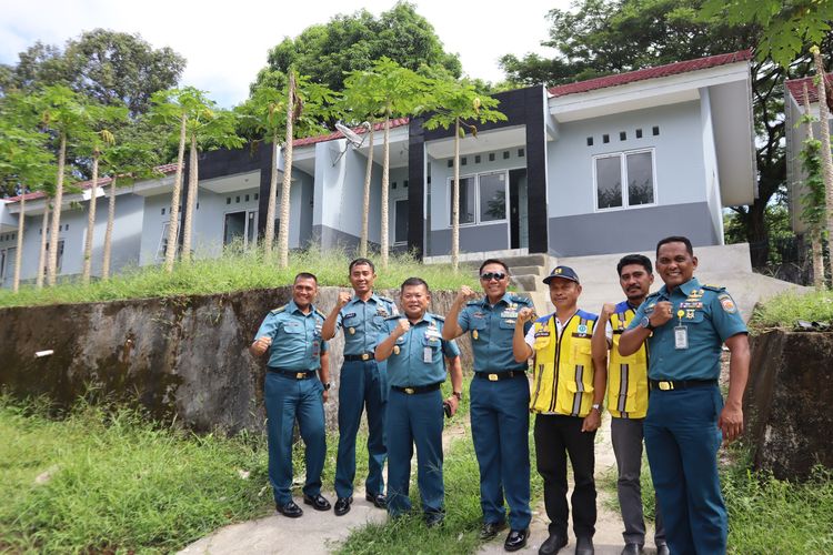 Pembangunan rusus bagi TNI AL di Ambon.