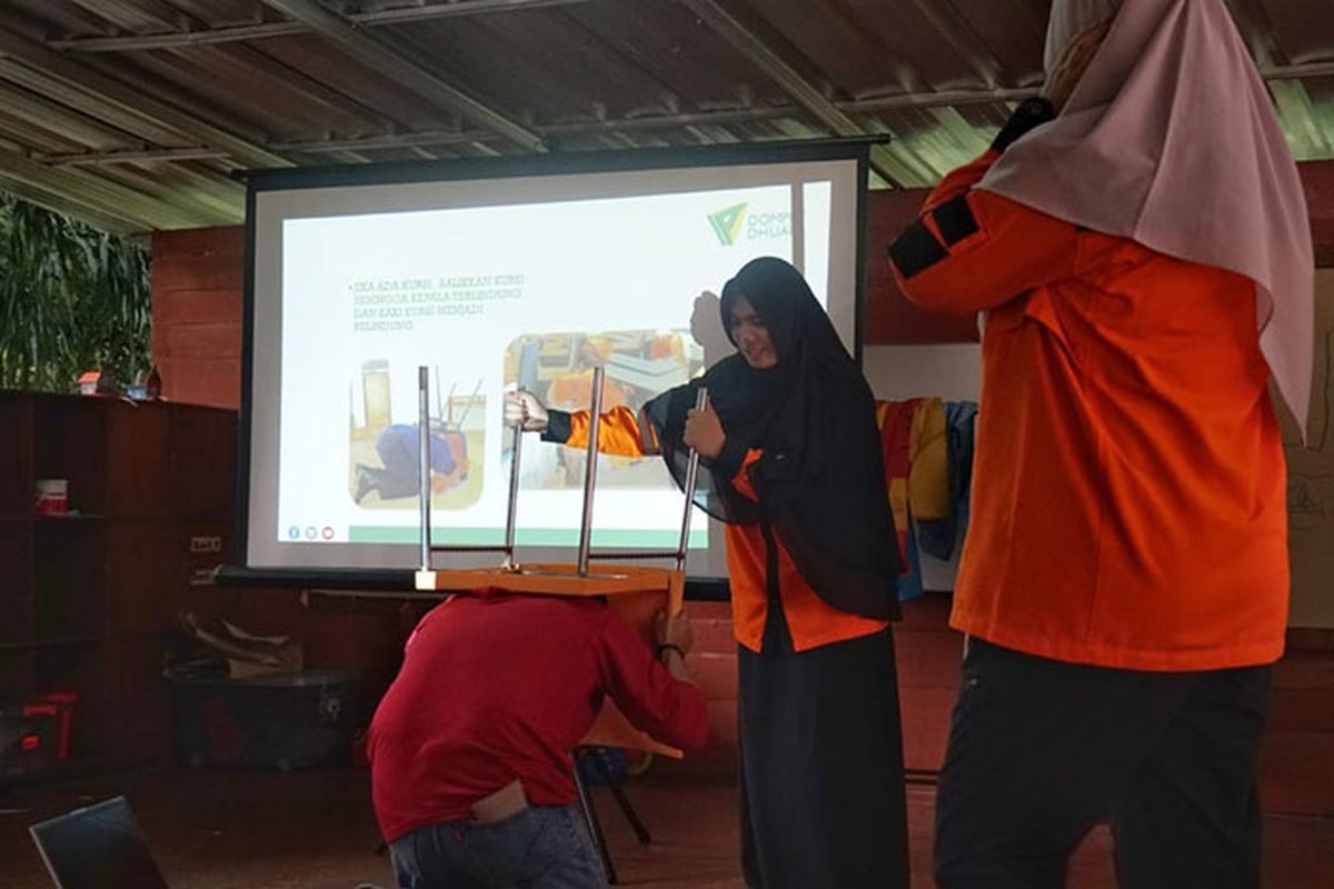 Tim Disaster Management Center (DMC) Dompet Dhuafa tengah memberikan materi terkait kesiapsiagaan bencana kepada guru-guru di Sekolah Tanah Tingal, Tangerang Selatan,  beberapa waktu lalu.