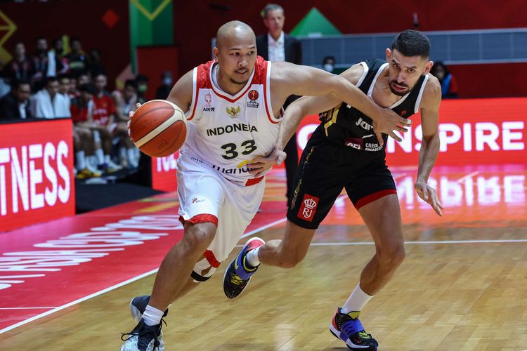 Pebasket timnas Indonesia, Arki Wisnu mencoba menerobos pertahanan timnas basket Yordania pada laga kedua Grup A FIBA Asia Cup 2022 di Istora Senayan, Jakarta, pada Kamis (14/7/2022).  Timnas basket Indonesia kalah 65-74 dari Yordania.