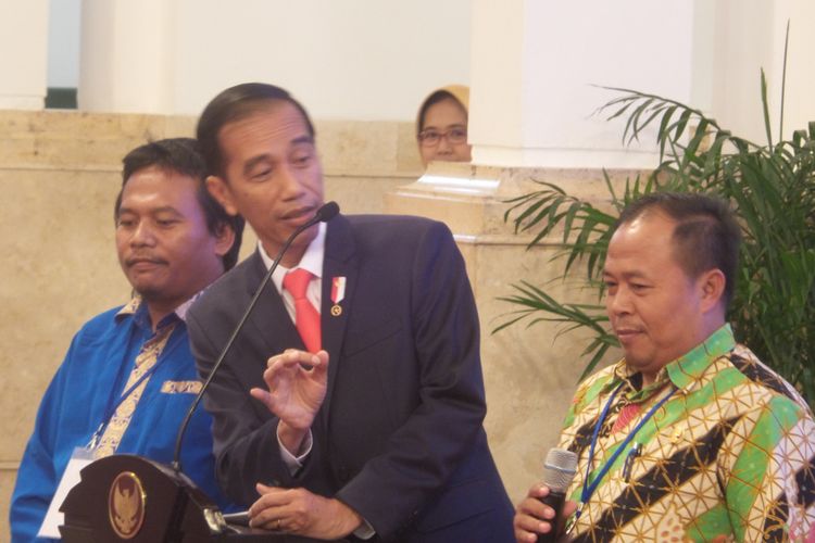 Presiden Joko Widodo bersama dua kepala desa di Provinsi Jawa Tengah Sugeng dan Kadiman saat Rapat Koordinasi Nasional Pengawasan Pemerintah Tahun 2017 di Istana Negara, Kamis (18/5/2017).