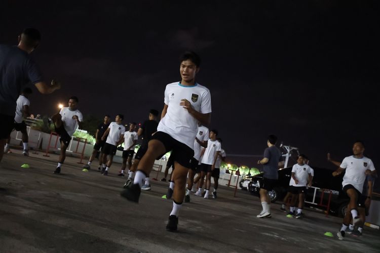 Timnas U23 Indonesia menjalani latihan ringan usai tiba di Thailand menjelang Piala AFF U23 2023 yang akan berlangsung pada 17-26 Agustus 2023. 