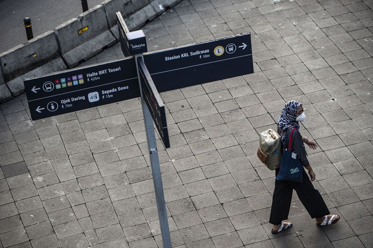 Pekerja berjalan di kawasan Dukuh Atas, Jakarta, Jumat (2/7/2021). Pemerintah akan menerapkan PPKM Darurat di Pulau Jawa dan Bali mulai 3 Juli mendatang, salah satunya mewajibkan menerapkan work from home (WFH) atau bekerja dari rumah 100 persen untuk perkantoran yang bergerak di sektor non-esensial. ANTARA FOTO/Aprillio Akbar/foc.