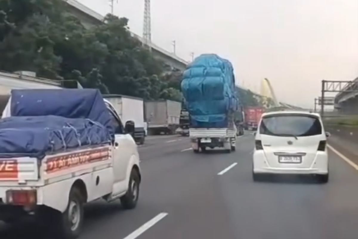 Pikap ODOL di jalan tol