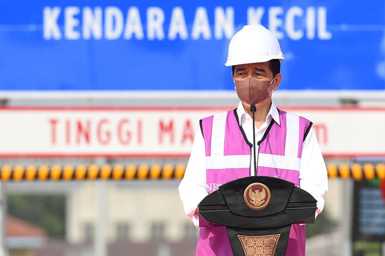 Presiden Joko Widodo memberikan pidato saat peresmian salah satu segmen dari proyek enam ruas jalan tol dalam kota Jakarta, yakni Kelapa Gading - Pulo Gebang di Jakarta, Senin (23/8/2021). Jalan tol sepanjang 9,3 kilometer itu merupakan bagian dari jalan tol lingkar dalam dan lingkar luar Jakarta Outer Ring Road (JORR).