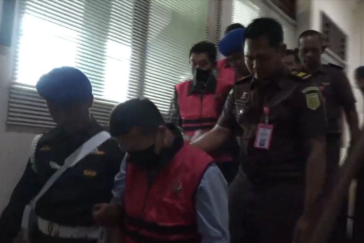 Tim Penyidik Kejaksaan Negeri Kota Madiun menahan mantan Kepala Kantor ATR/BPN Kota Madiiun, Sudarmadi (64) dan dua pimpinan pegembang perumahan, Sutrisno (58) dan Tomy Iswahyudi (48). Ketiganya ditahan setelah ditetapkan sebagai tersangka kasus mafia tanah bermodus penyalahgunaan prasarana sarana dan utilitas perumahan di Kota Madiun, Jawa Timur, Senin (9/12/2024) sore.