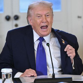 Presiden Amerika Serikat Donald Trump menggugat JPMorgan Chase senilai 5 miliar dollar AS. Gugatan ini terkait penutupan rekening Trump dan bisnisnya setelah kerusuhan Capitol pada 2021.