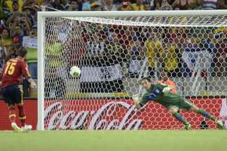 Sergio Ramos (merah) menjadi eksekutor saat Spanyol melakoni babak adu penalti melawan Italia pada semifinal Piala Konfederasi di Stadion Castelao, 27 Juni 2013.