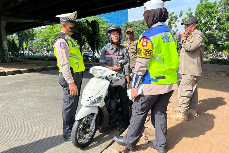 Pelat Nomor Tak Sesuai Standar Jadi Incaran Polisi, Denda Maksimal Rp 500.000