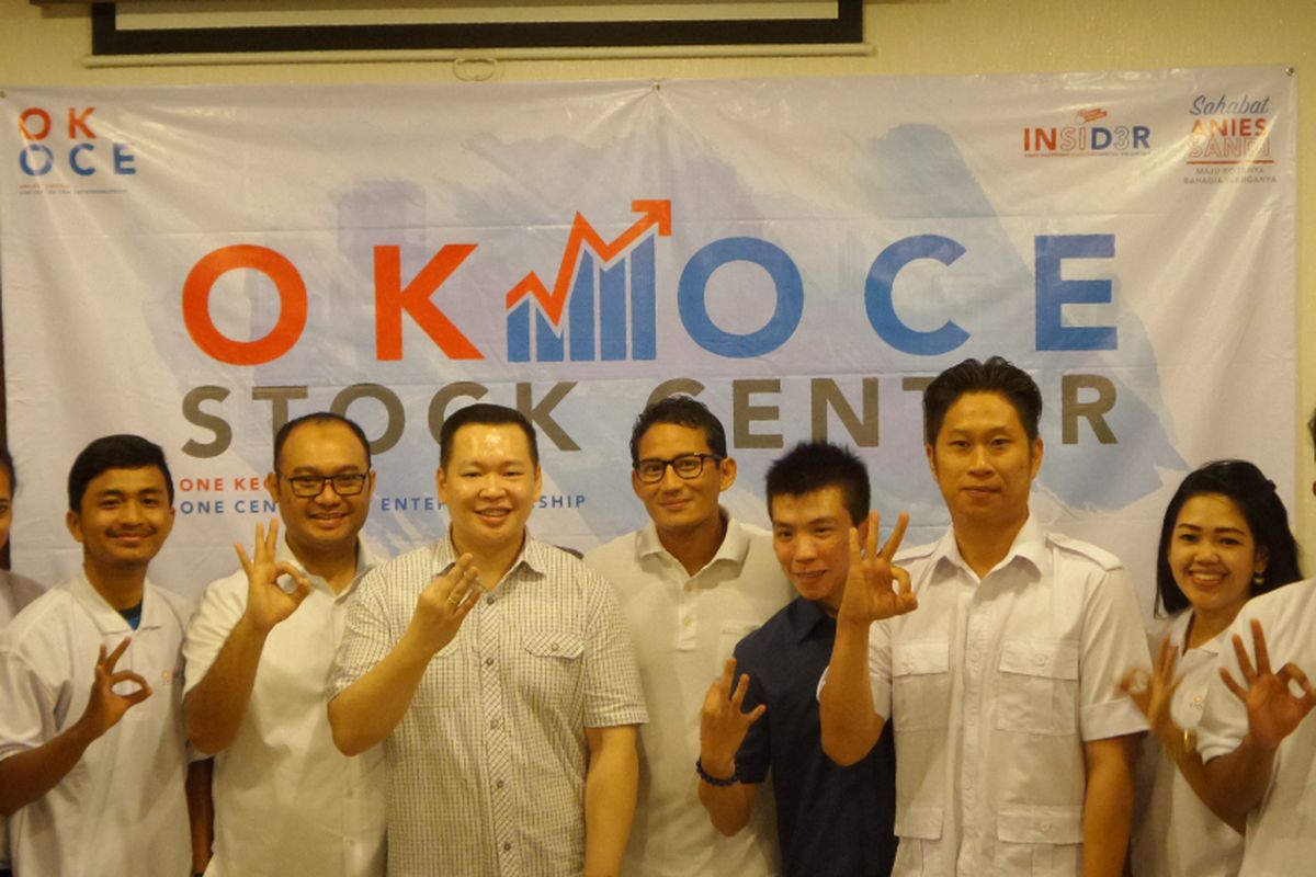 Sandiaga Uno bersama tim saat meresmikan OK-OCE (One Kecamatan One Center for Entrepreneurship) Stock Center di Pantai Indah Kapuk, Jakarta Utara, Senin (10/4/2017). Sandi mengajak pelaku ekonomi lokal mulai menjajaki pasar modal dengan berlatih di OK-OCE Stock Center ini.