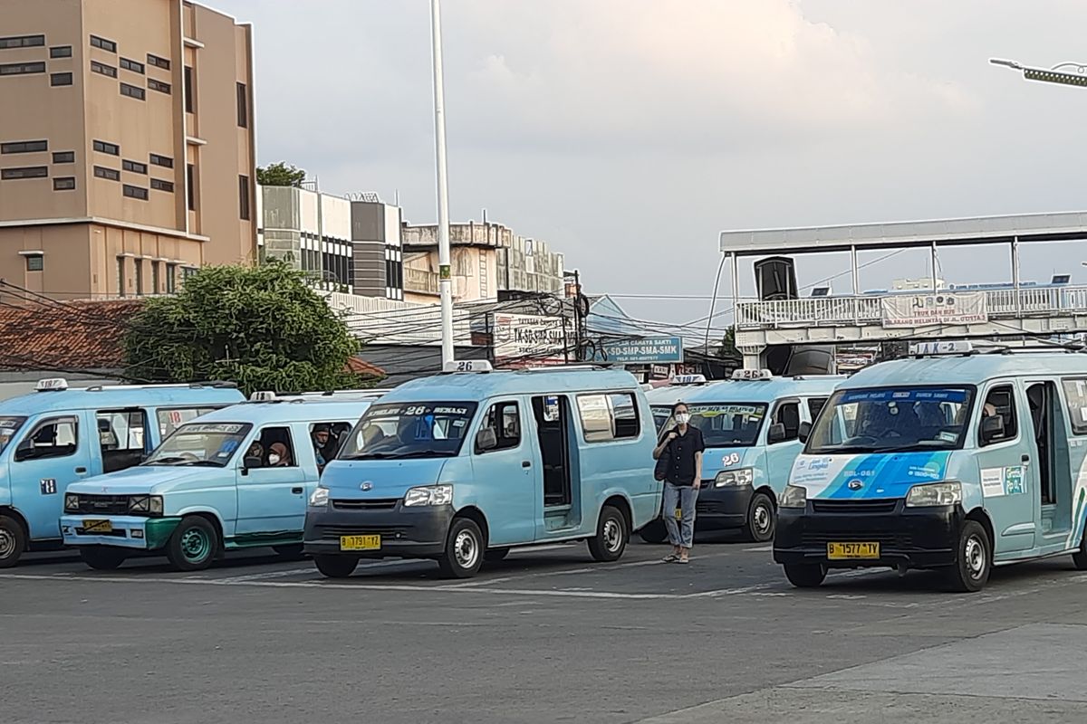 Sejumlah angkot ngetem di Terminal Kampung Melayu, Jatinegara, Jakarta Timur, Selasa (6/9/2022).