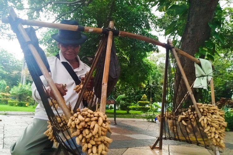 Suroso sedang menjajakan dagangan kacangnya di Taman Sritanjung, Banyuwangi, Kamis (9/1/2024).  