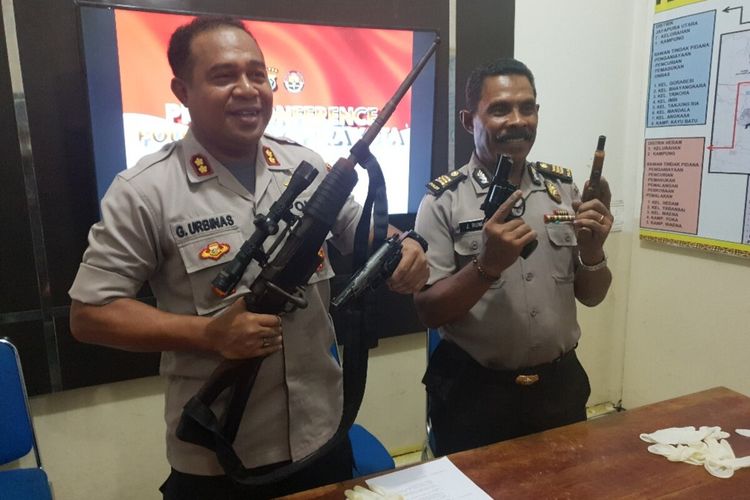 Kapolresta Jayapura, AKBP Gustav Urbinas dan Kasubap Humas Polresta Jayapura, AKP Jahja Rumra sedang menunjukan 4 pucuk Senpi yang ditemukan pada Jumat (24/01/2020), Papua, Selasa (28/01/2020)