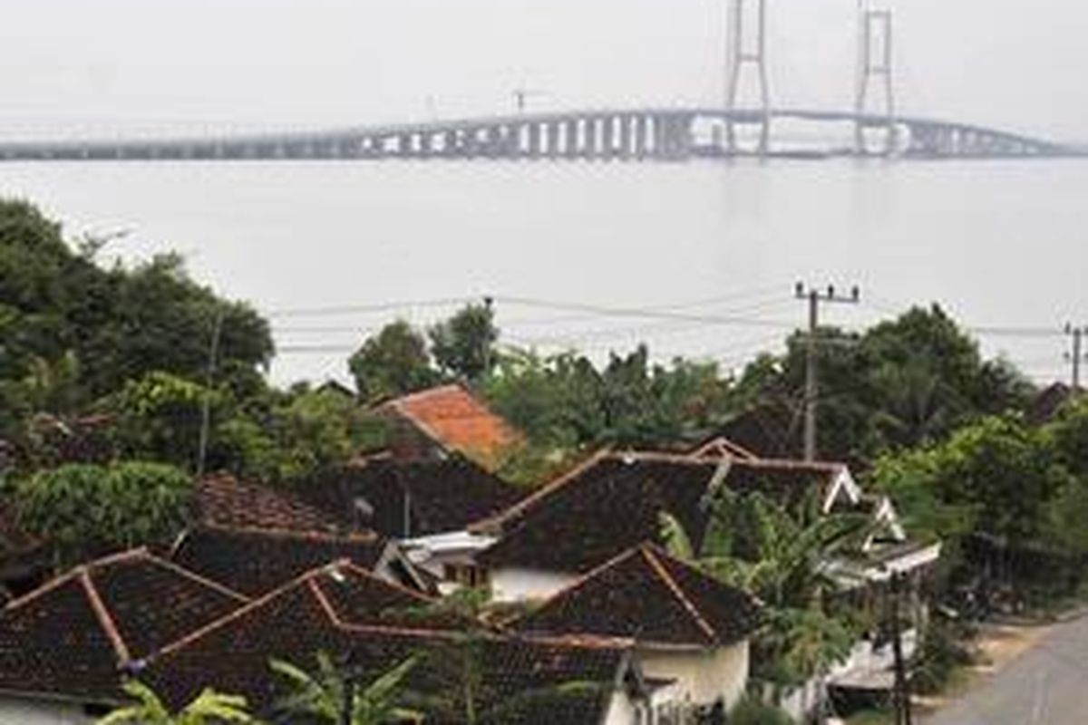 Jembatan Suramadu yang membentang di Selat Madura dilihat dari kawasan bukit kapur di Desa Pang Pong, Kecamatan Labang, Kabupaten Bangkalan, Madura, Jawa Timur, Selasa (9/6). Jembatan yang menghubungkan Pulau Jawa dan Pulau Madura dengan panjang total 5.438 meter tersebut diresmikan Presiden Susilo Bambang Yudhoyono.