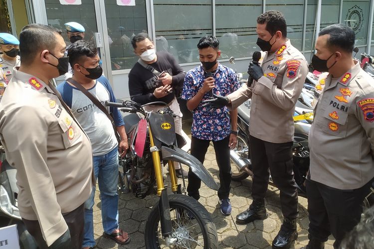 Kapolresta Banyumas Kombes Edy Suranta Sitepu didampingi kapolres di wilayah eks Polwil Banyumas menyerahkan sepeda motor yang dicuri kepada pemiliknya di Mapolresta Banyumas, Jawa Tengah, Senin (26/9/2022).