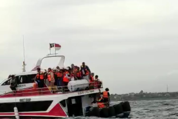 Tangkap layar detik-detik kapal fastboat Kebo Iwa Express terbalik di perairan Sanur, Denpasar, Bali, pada Selasa (3/1/2023). /istimewa