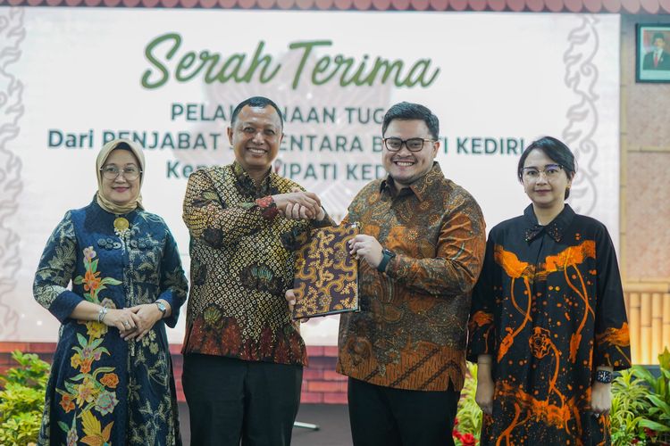 Bupati Kediri Hanindhito Himawan bersama Pjs Bupati Heru Wahono saat menghadiri serah terima jabatan Bupati di Ruang Joyoboyo Pemerintah Kabupaten (Pemkab) Kediri, Sabtu (23/11/2024).