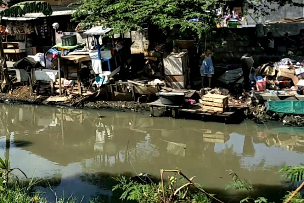 Kali Maja, Jalan Jambu Air, Pegadungan, Kalideres, Jakarta Barat dijadikan tempat mencuci warga. Foto diambil pada Rabu (8/11/2017).