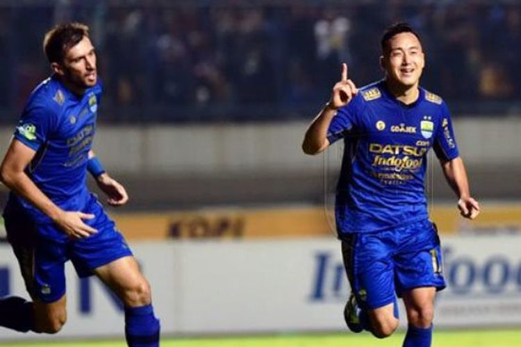 Selebrasi penyerang Persib Bandung, Shohei Matsunaga, seusai mencetak gol ke gawang Persela Lamongan, Rabu (12/7/2017). 