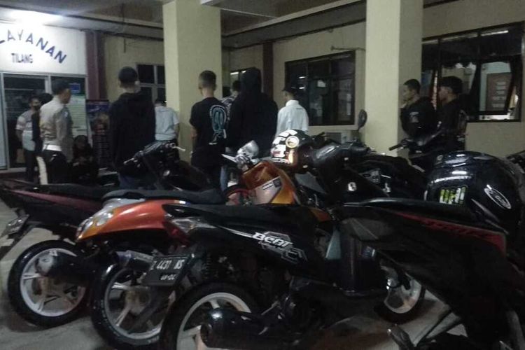 Tim Maung Galunggung Polresta Tasikmalaya menangkap belasan anggota geng motor yang semuanya berstatus pelajar saat tawuran di jalanan Kota Tasikmalaya, Sabtu (22/1/2022) dini hari.