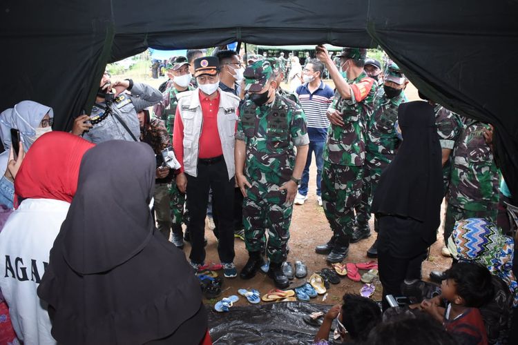 Kepala Staf Angkatan Darat (KSAD) Jenderal Dudung Abdurachman meninjau langsung prajuritnya yang membantu korban gempa magnitudo 6,1 di Nagari Kajai, Pasaman Barat, Sumatera Barat, Minggu (27/2/2022).