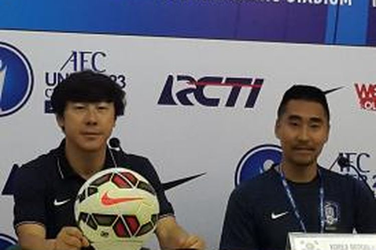 Pelatih Timnas Korea Selatan U-23, Shin Tae Yong (kiri) menjalani sesi konferensi pers usai laga kontra Timor Leste U-23 di Kualifikasi Piala AFC U-23, Minggu (29/3/2015)