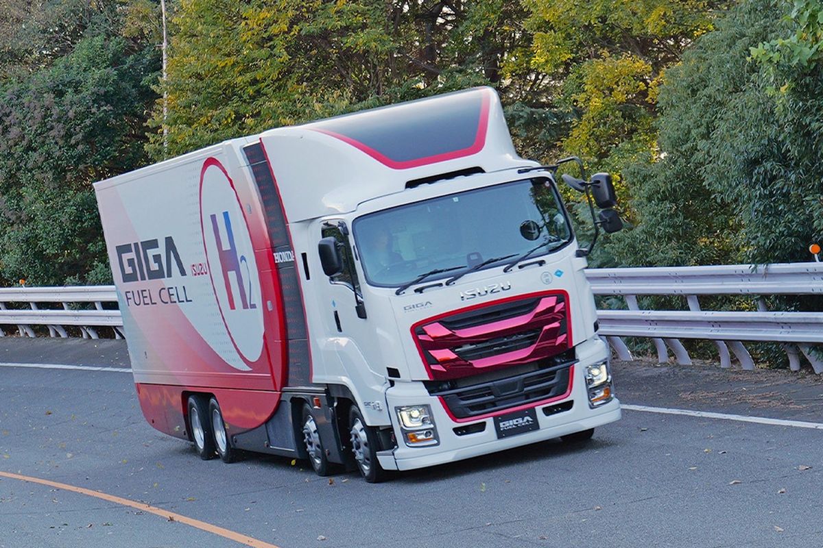 Isuzu Giga Fuel Cell, truk bermesin hidrogen hasil kerja sama dengan Honda, mulai tes jalan di Jepang