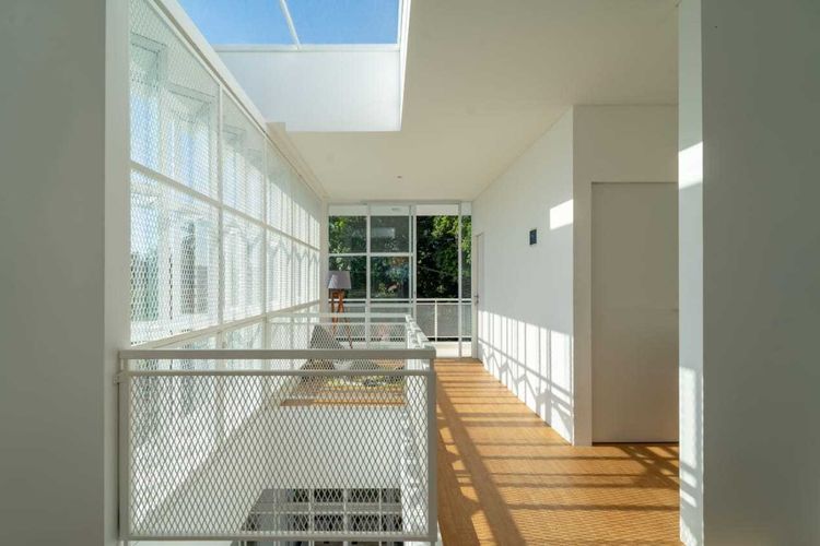 Cahaya alami yang tembus hingga ke lantai satu karya KALA Architecture & Visual Design Studio.
