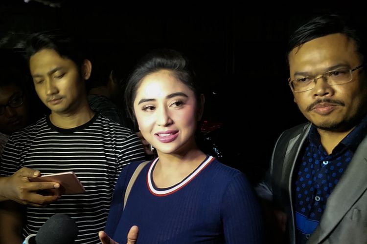 Dewi Perssik Enggak Apaapa, Santai Saja, Harus Berani