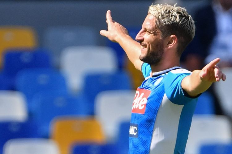 Penyerang Napoli, Dries Mertens, melakukan selebrasi setelah mencetak gol timnya ke gawang Brescia dalam pertandingan Serie A pada 29 September 2019 di Stadion San Paolo yang kini dikenal dengan sebutan Stadion Diego Armando Maradona.