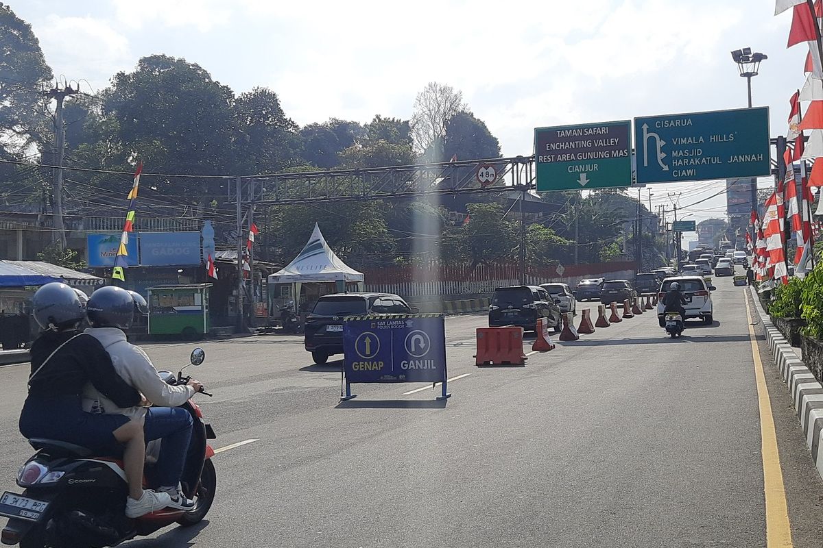 Polisi menerapkan sistem ganjil genap di jalur wisata Puncak Bogor, Jawa Barat, pada cuti bersama HUT ke-80 RI atau Senin (18/8/2025)