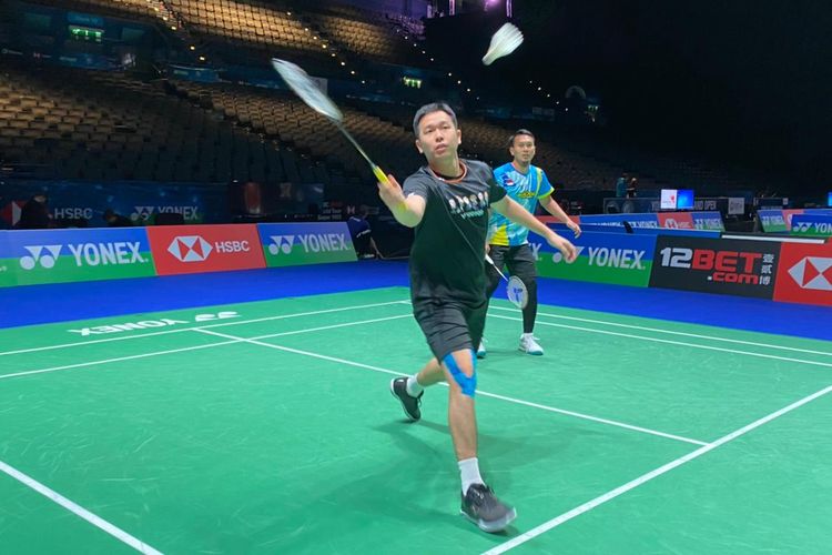 All England 2022: pebulu tangkis ganda putra, Hendra Setiawan, saat menjalani latihan di lapangan Utilita Arena Birmingham pada Selasa (15/3/2022) pagi waktu setempat. 