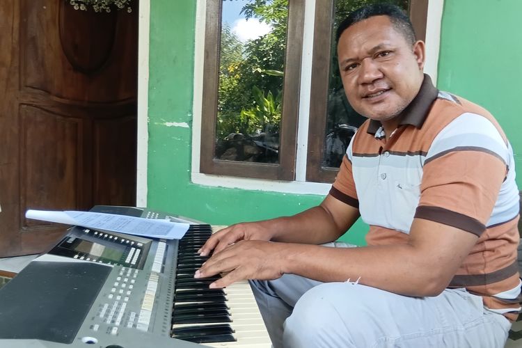 Filosofi “Cukup” Aipda Yoris: Polisi di Labuan Bajo yang Mengiringi Misa dengan Tulus