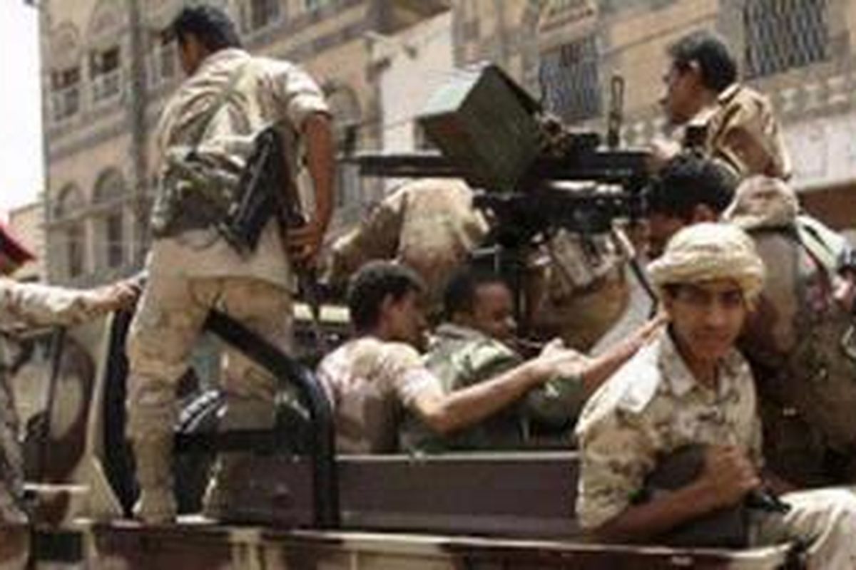 Sebagian anggota militer Yaman memutuskan untuk membelot dan bergabung dengan oposisi. 