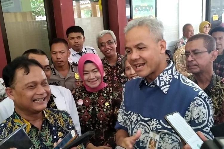 Gubernur Ganjar Pranowo saat mengecek kesiapan RSUD Margono Soekarjo Purwokerto, Jawa Tengah, dalam menangani virus corona, Jumat (6/3/2020).