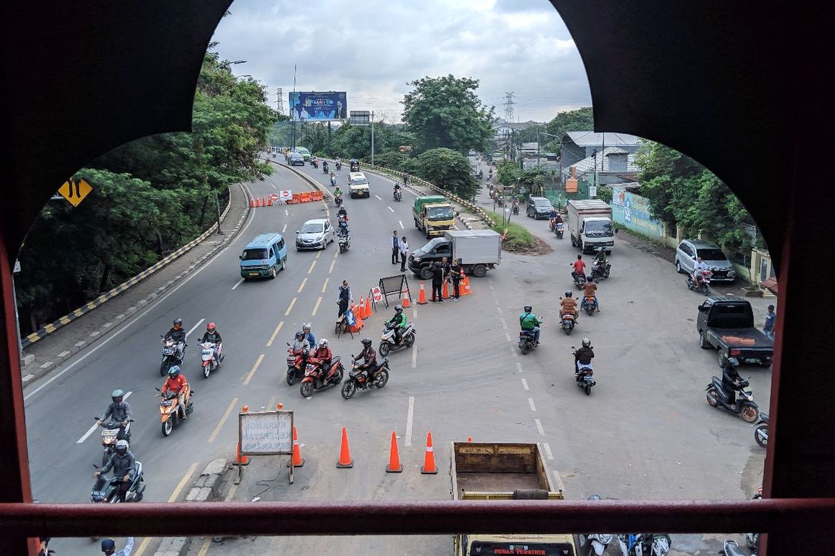 Arus lalulintas di jalan ambles Jalan Daan Mogot Kilometer 22 Kota Tangerang lancar Selasa (14/1/2020) pagi 